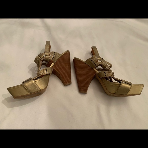 Lucky Brand Gold Wedge Pumps - Picture 6 of 7